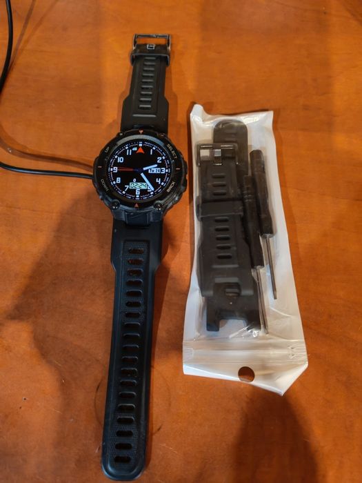 Smartwatch Amzfit T-Rex bărbatul