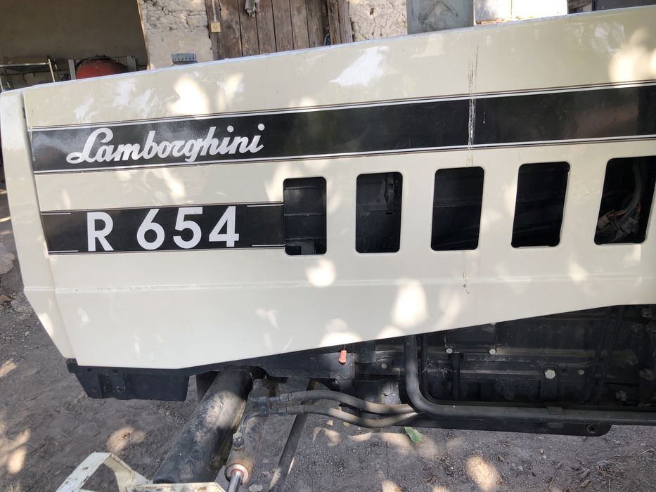 Продавам трактор с инвентар