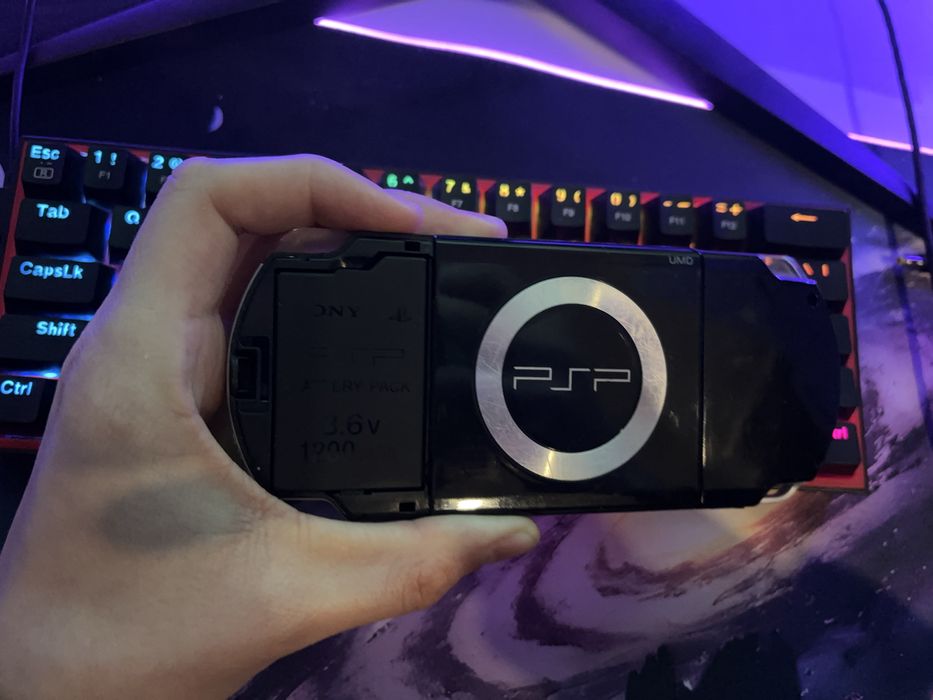 PSP 2003 Modat, Impecabil, cu multe jocuri si card de 64 Gb