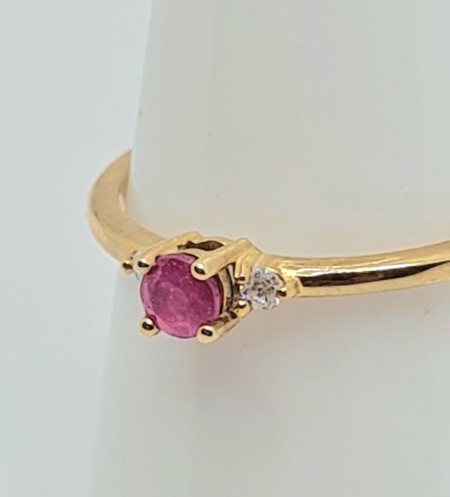 Inele din aur galben de 9k cu pietre prețioase