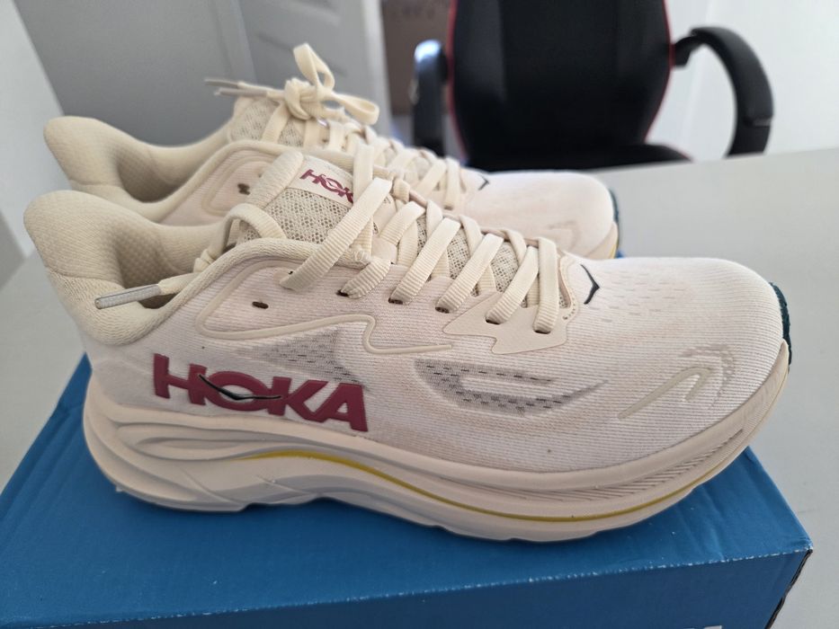 Adidasi Hoka Bondi 9 și Clifton 10