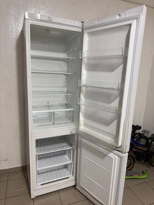 Продам рабочий Холодильник индезит