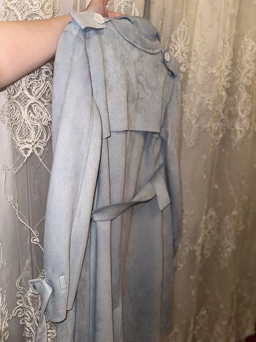 Плащ голубого цвета