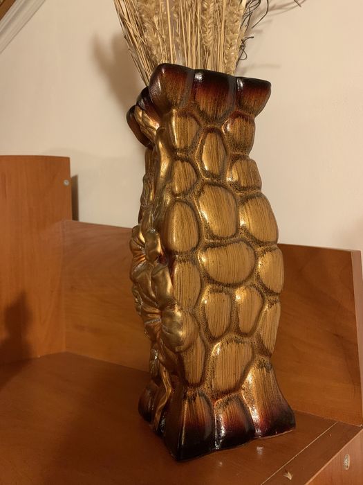 Златиста ваза за сухи цветя или друга декорация