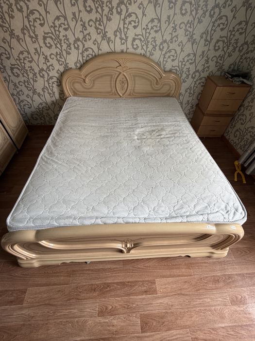 Продам двухспальнюю кровать с матрасом