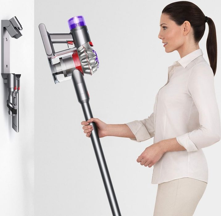 Вертикална безжична прахосмукачка Dyson V8 Advanced – Пълен комплект, с кутия (Като нова)