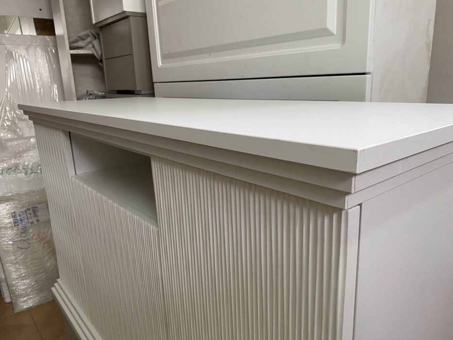 Vand comoda tv pe clasic si pat de dormitor 160/200 alb nou !!