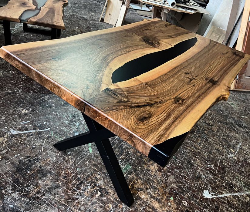 Уникална трапезна маса от орех и епоксидна смола