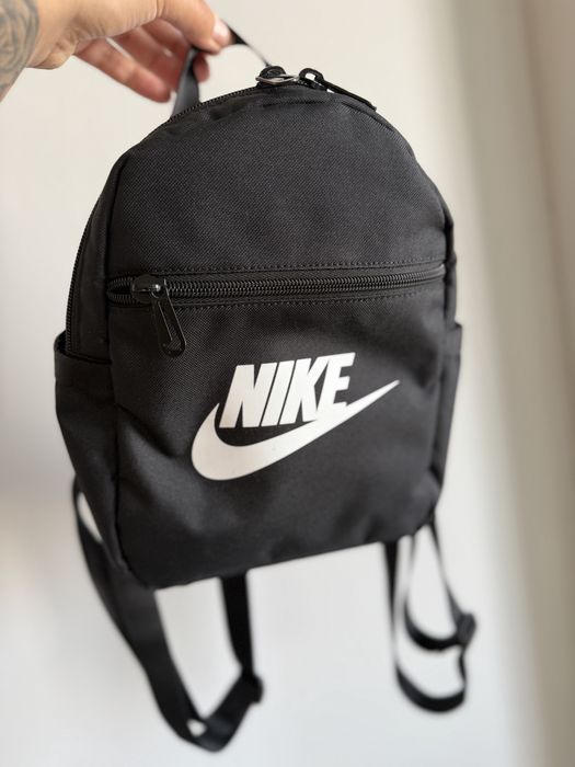 Малка черна раница Nike