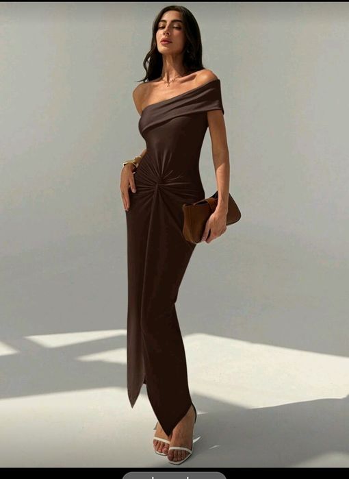 Кафява много нежна рокля.