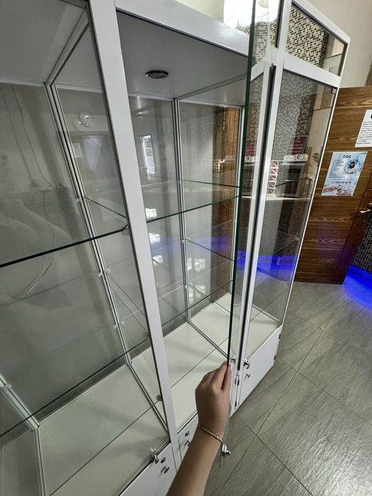 Срочно продам стеклянный стеллаж