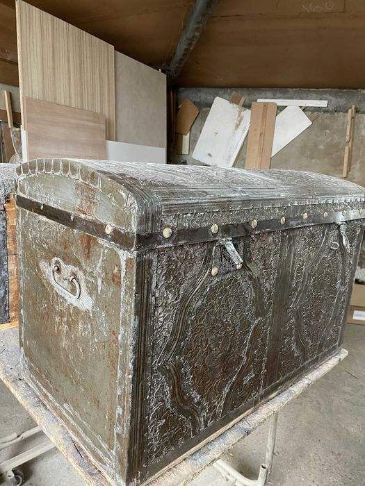 Старинен съндък декориран с ковано желязо