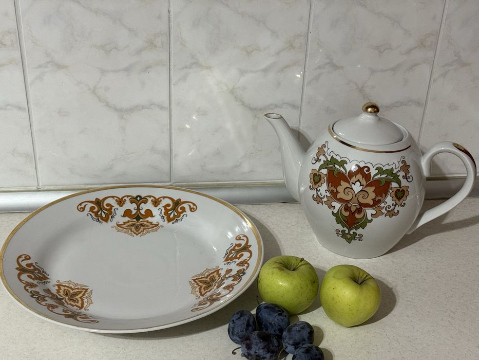 Фарфоровые  Тарелка и Чайник