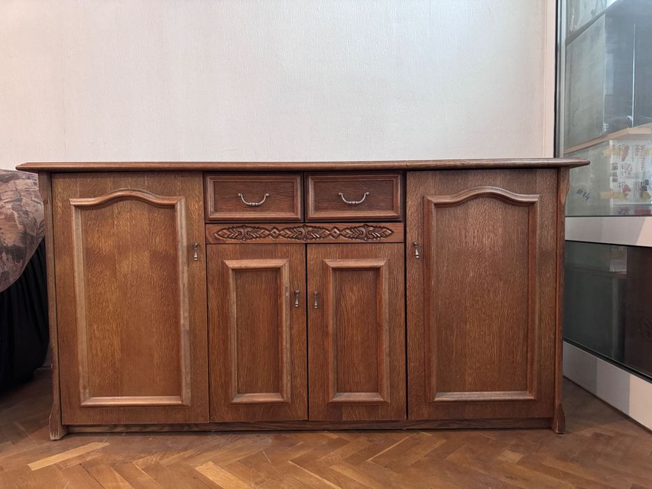 Стилен шкаф, дъбов фурнир и масив