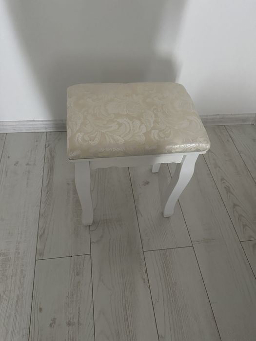 Vand masa de machiaj + taburet