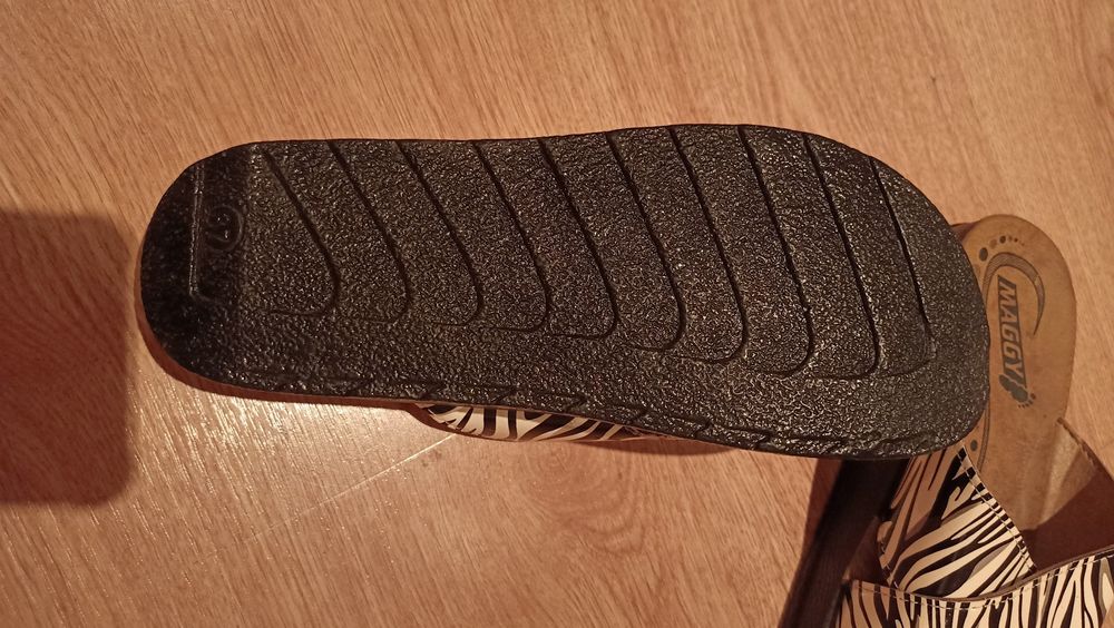 Тапочки летние, лёгкие.