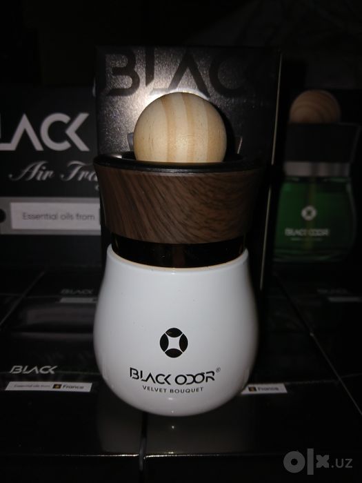 Bu rasmda BLACK OUD – Velvet Bouquet nomli xushbo‘y hid tarqatuvchi/ar