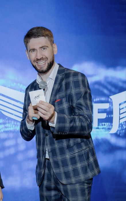 Ведущий мероприятий / тамада.