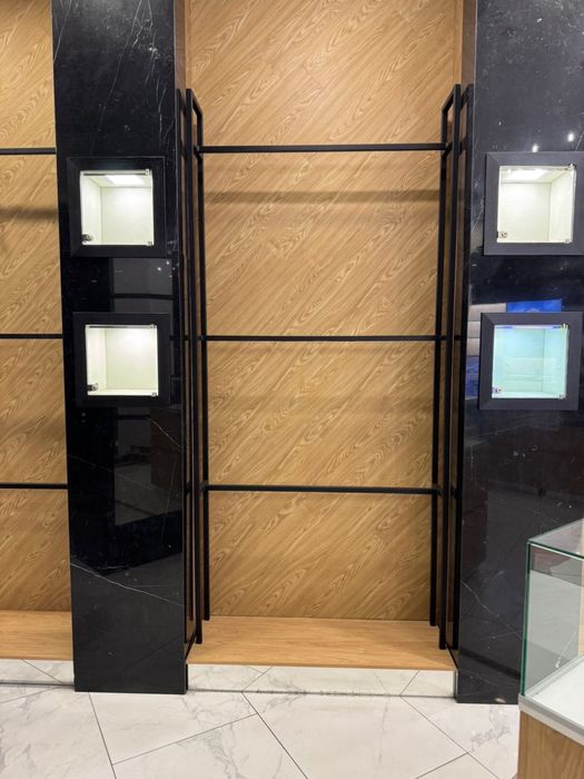 Витринные вешальные полки