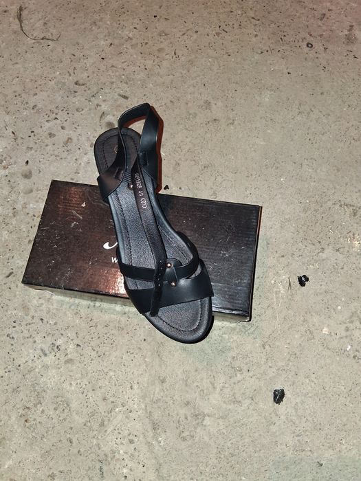 Vând sandale dama,modele foarte frumoase