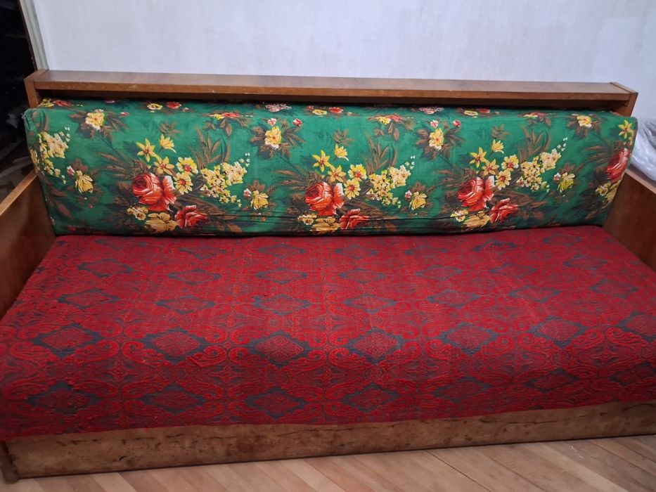 Ретро разтегателен диван