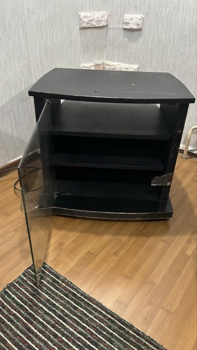 Тумба под телевизор и диван.