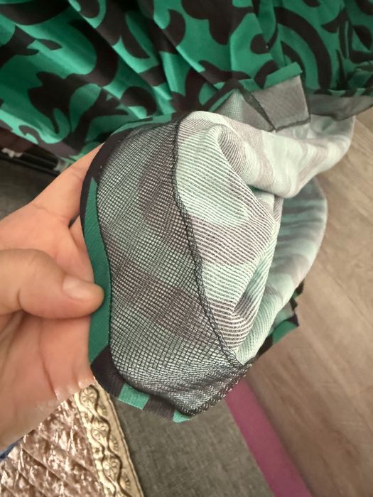 Продам красивое платье с красивыми узорами!