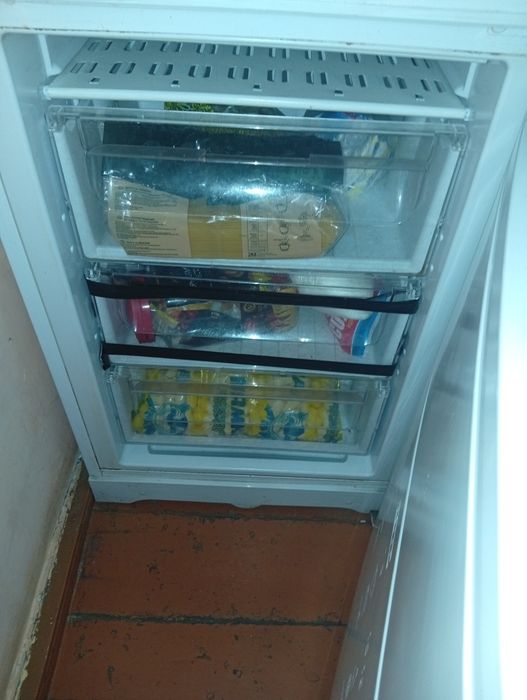 Продам холодильник indesit