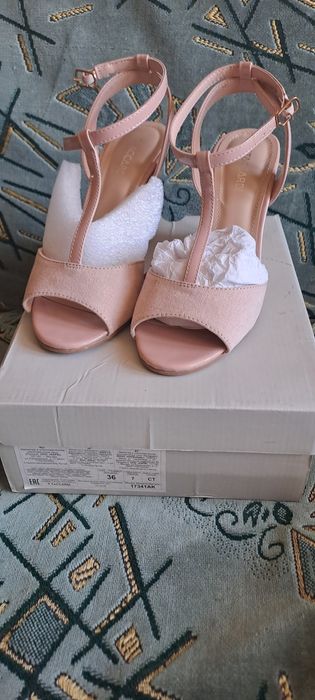 Продам босоножки