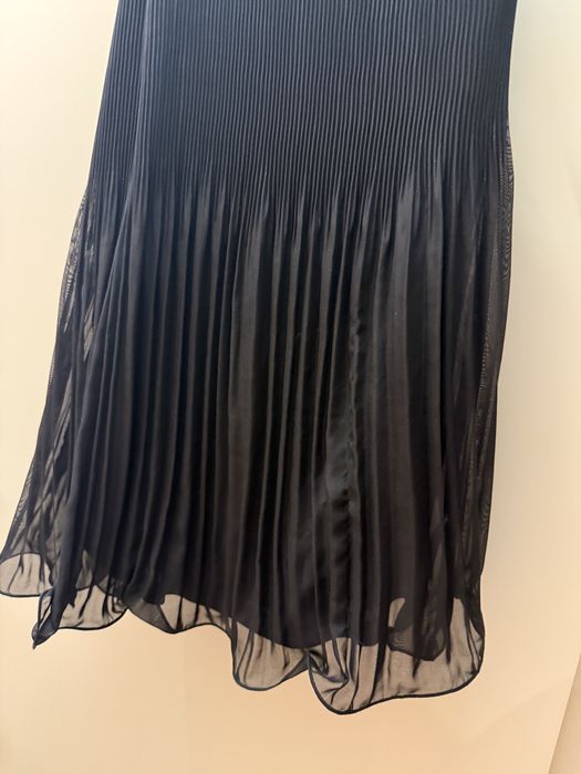 Плисирана къса рокля с едно рамо