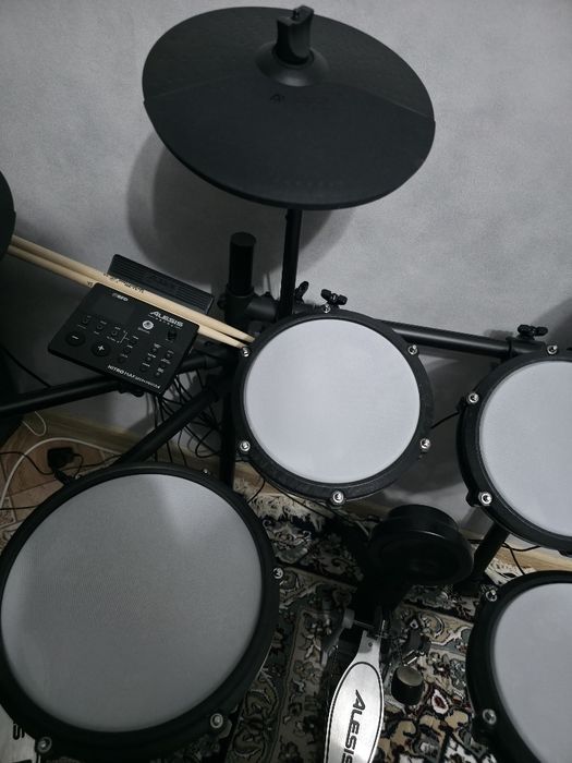 Электронные барабаны alesis Nitro max kit