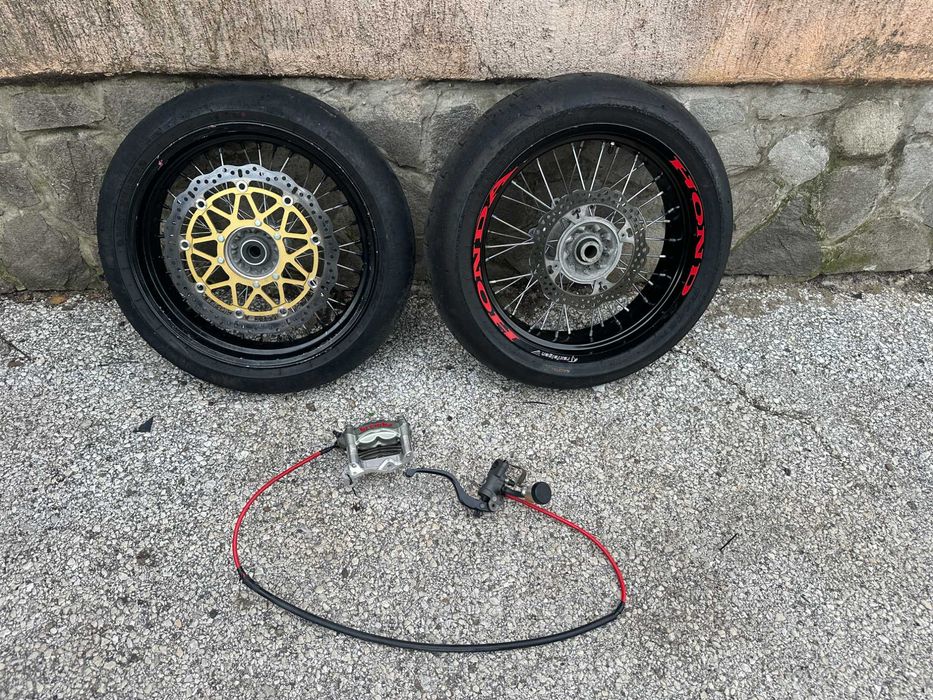 Супермото капли Honda CRF с преден апарат Brembo M50 и помпа 16x18
