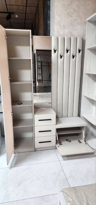 Прихожая, прихожий шкаф.