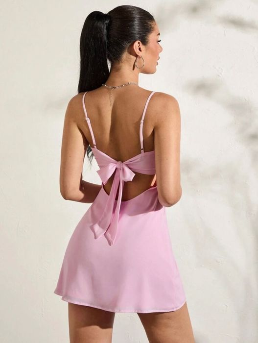 Розова рокля с връзки