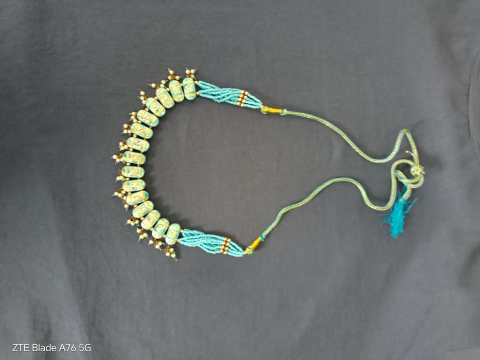 Продавам колиета и брошка