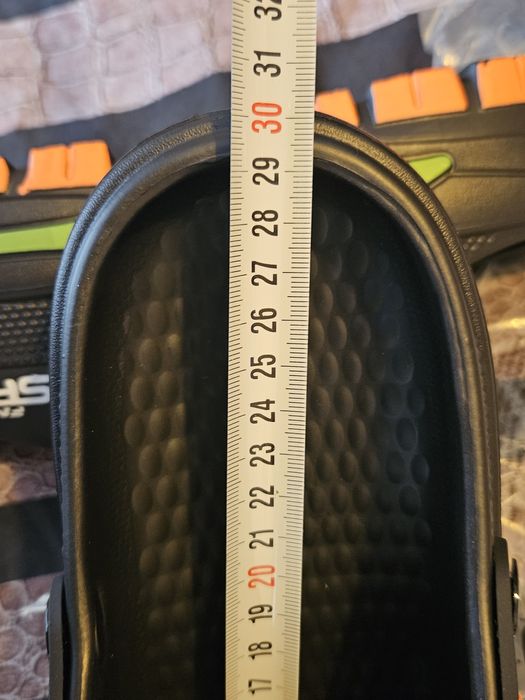 Мъжки чехли като CROCS