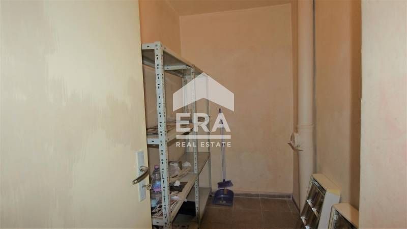 Партерен офис под наем, с лице 5 м, в тухлена жилищна сграда, в района