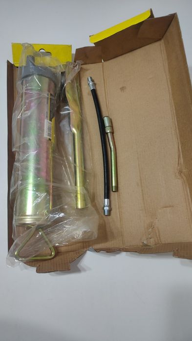 Щриц для смазки автомобиля