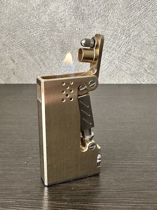 Зажигалка бензиновая