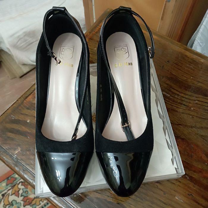 Продаются женские туфли