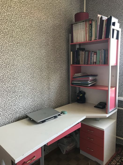 Письменный стол с втроенным шкафом