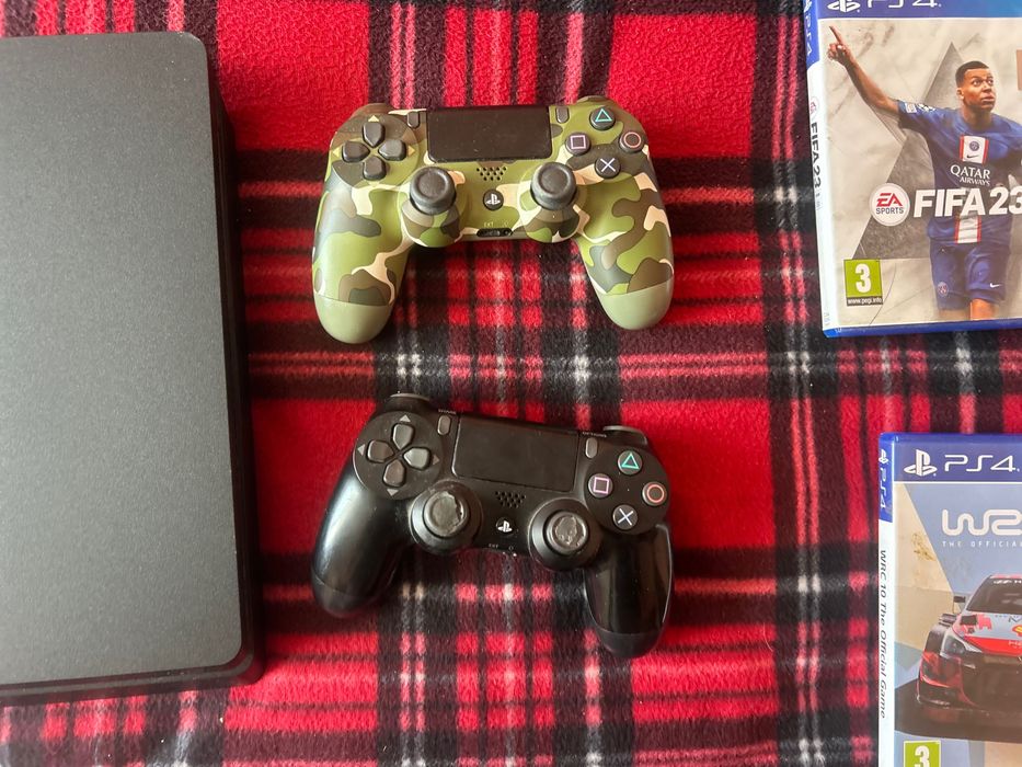 PS4 с два джойстика и шест игри