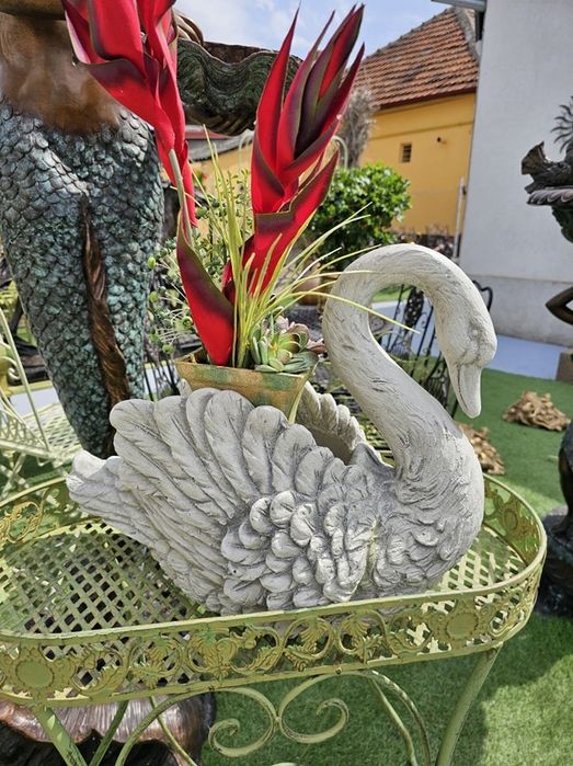Jardiniera in forma de lebada