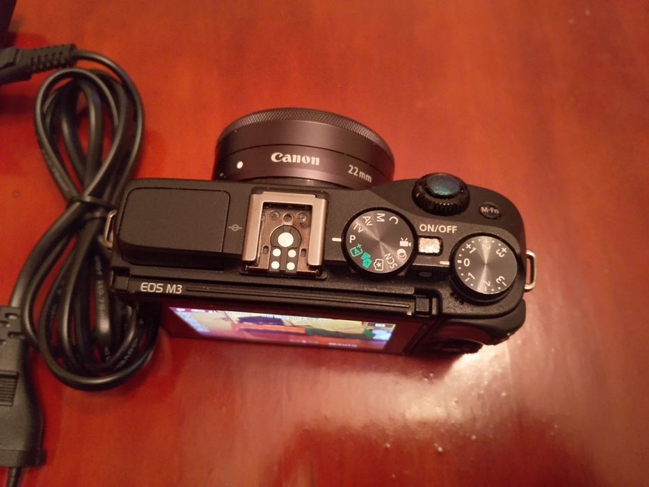 Canon M3 24mpx + 22mm f2 STM