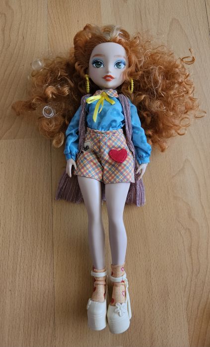 Papusa Glo-Up Girls, Rose