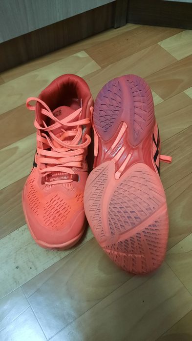 Кроссовки Asics 39
размер не подошел в