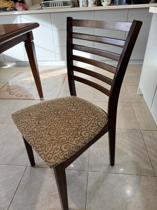 Продается стол стульями