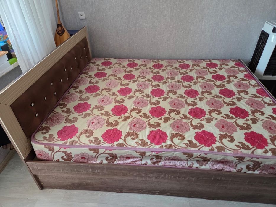 Двухспальная кровать.