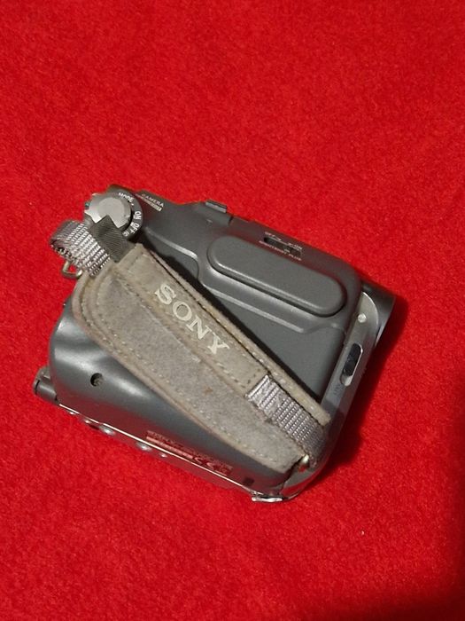 Camera photo digitala Sony cu carcasa fisurata, dara acumulator