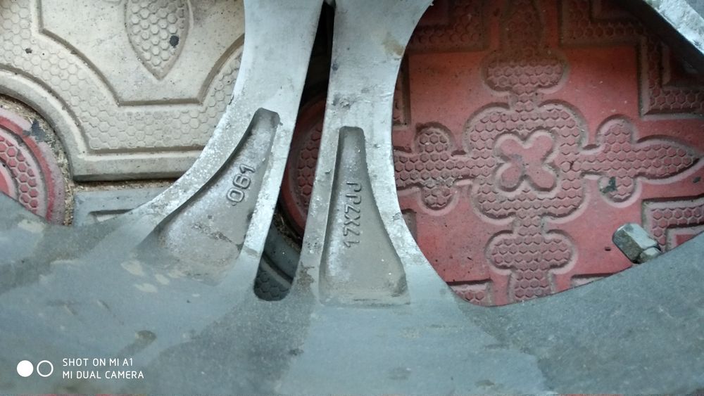 Продам диски R17 вместе с зимней резиной